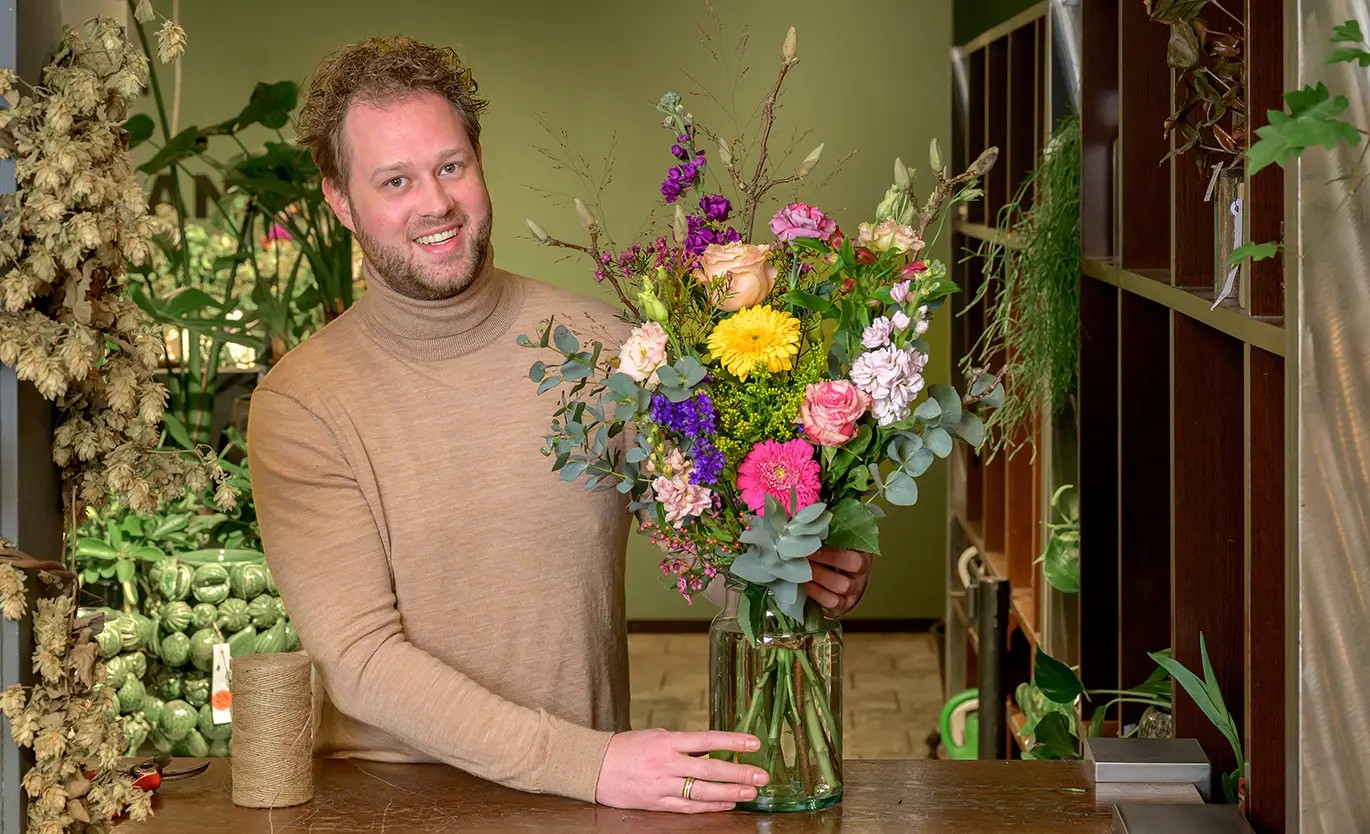 dennis met het maandboeket van maart
